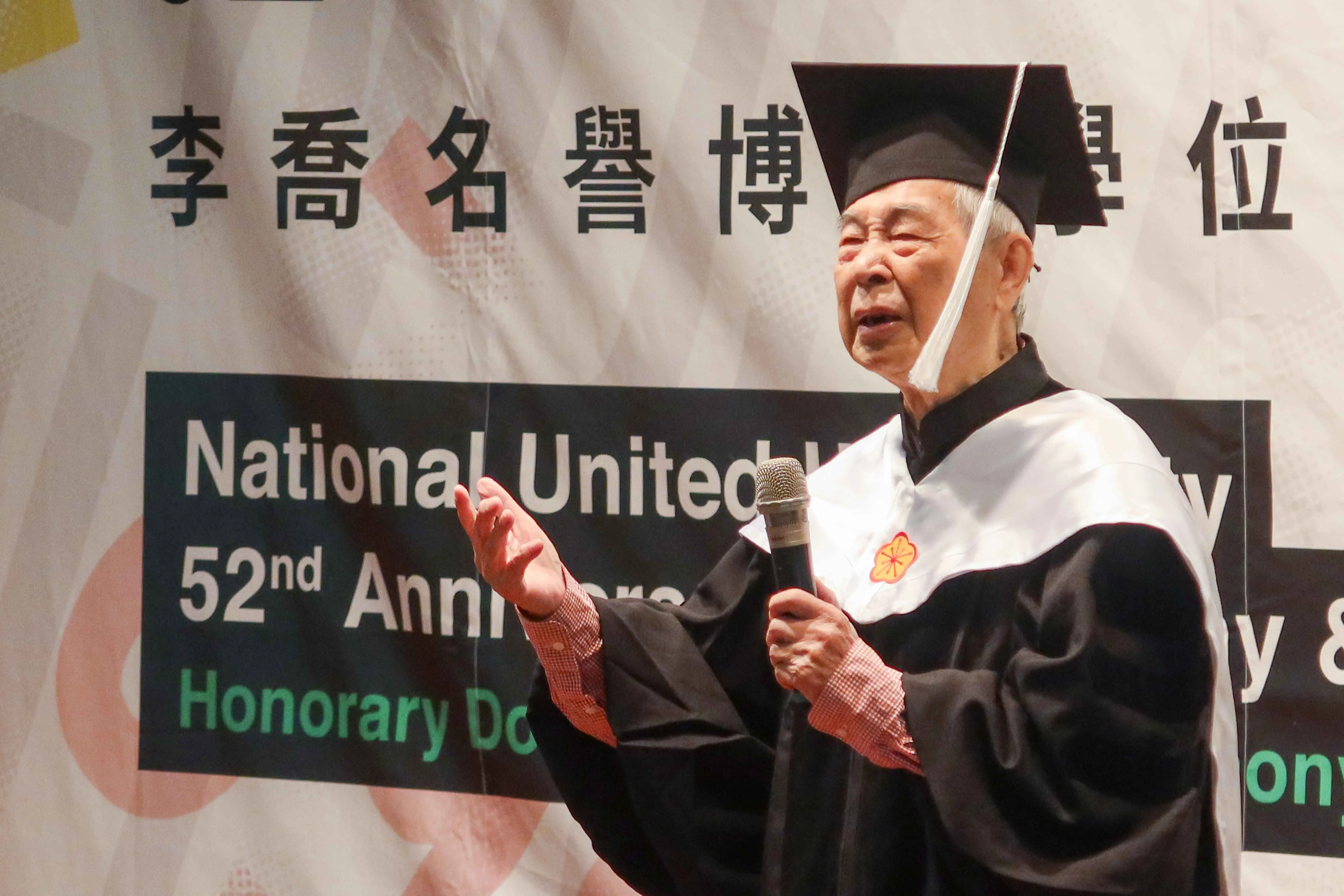 李喬獲國立聯合大學頒贈名譽博士學位,他期許聯大能協助帶動苗栗縣的教育、人文發展。何來美攝