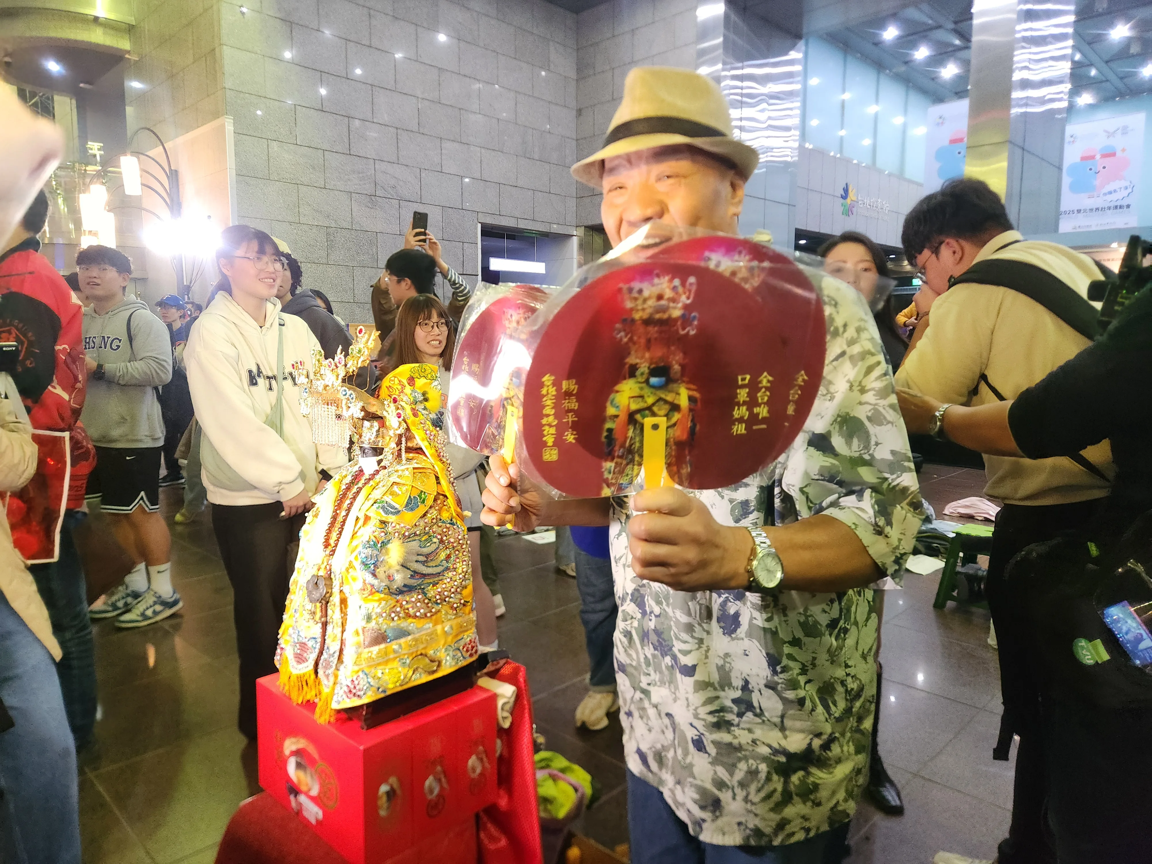 球迷楊萬居請媽祖神尊，到現場一起應援。洪俊傑攝