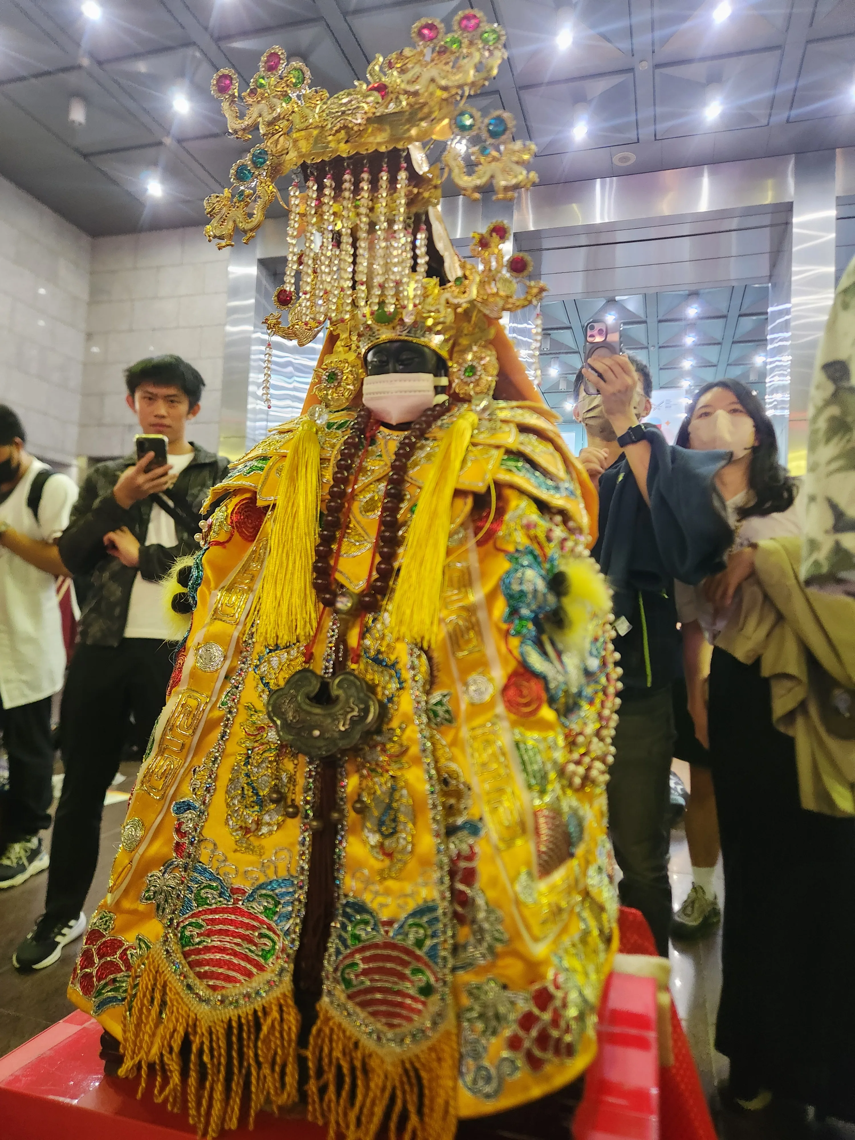 球迷請媽祖神尊到現場一起應援。洪俊傑攝