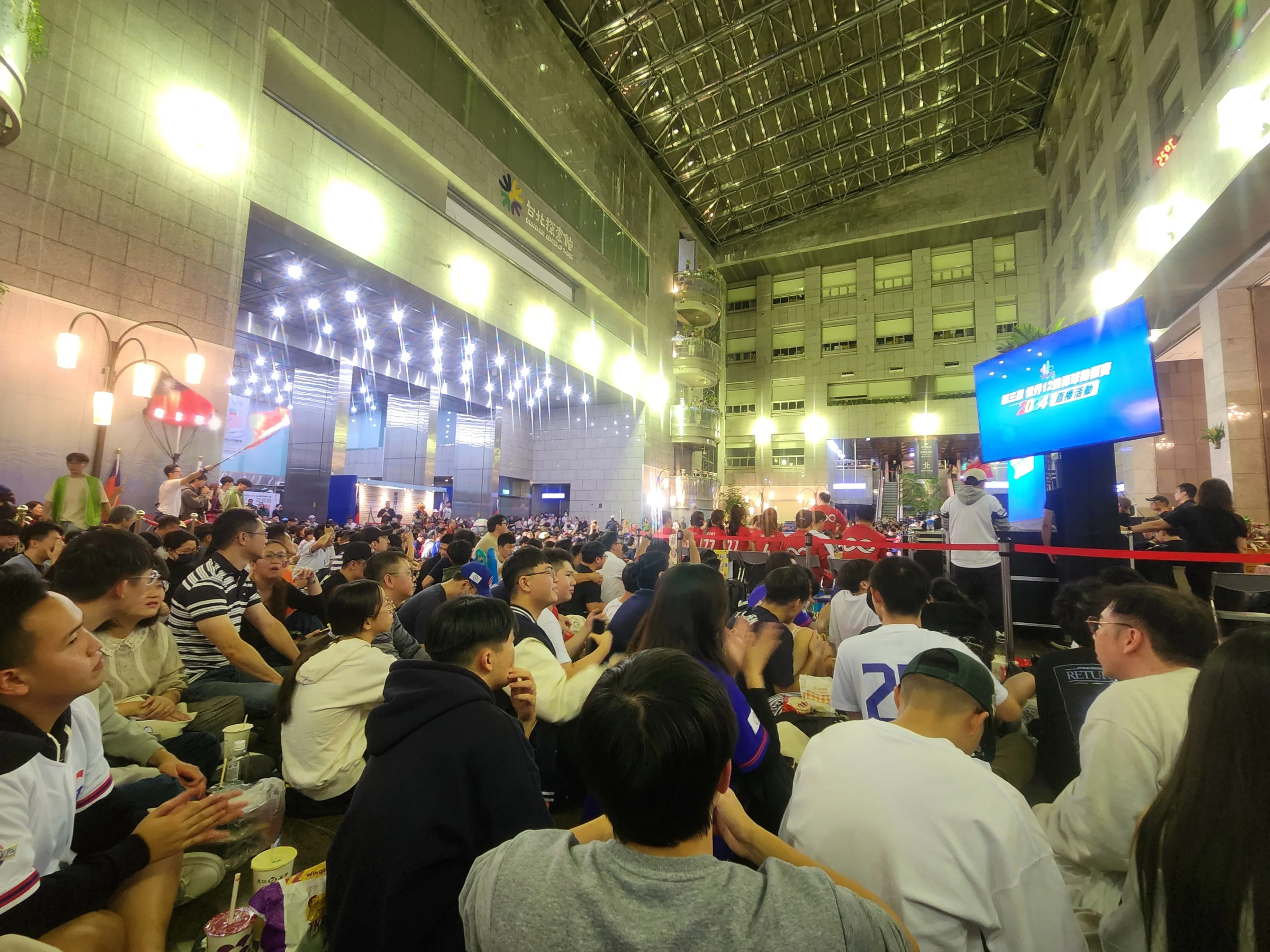 12強北市府直播派對，湧進2千球迷進場應援。洪俊傑攝