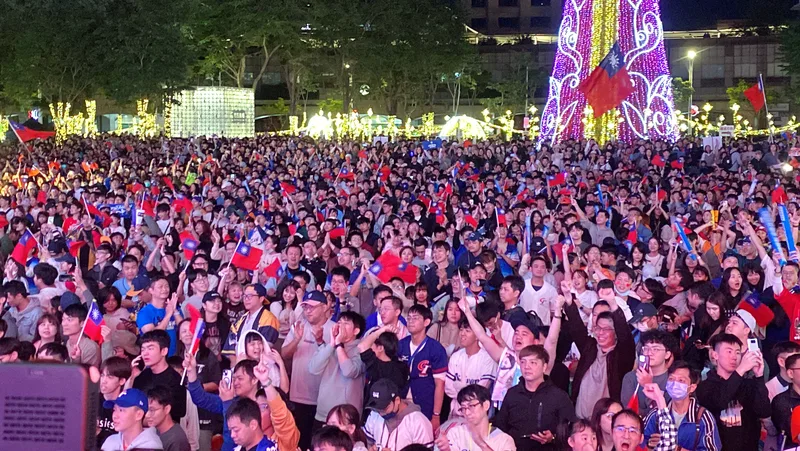 新北市民廣場直播派對現場大批球迷齊聲應援並見證關鍵時刻。中央社