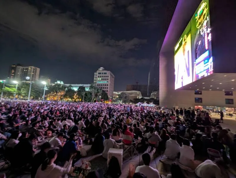 台中市政府府前廣場直播派對吸引大批球迷齊聚關注，一同熱情呼喊加油口號，見證台灣奪冠寫下新歷史。中央社