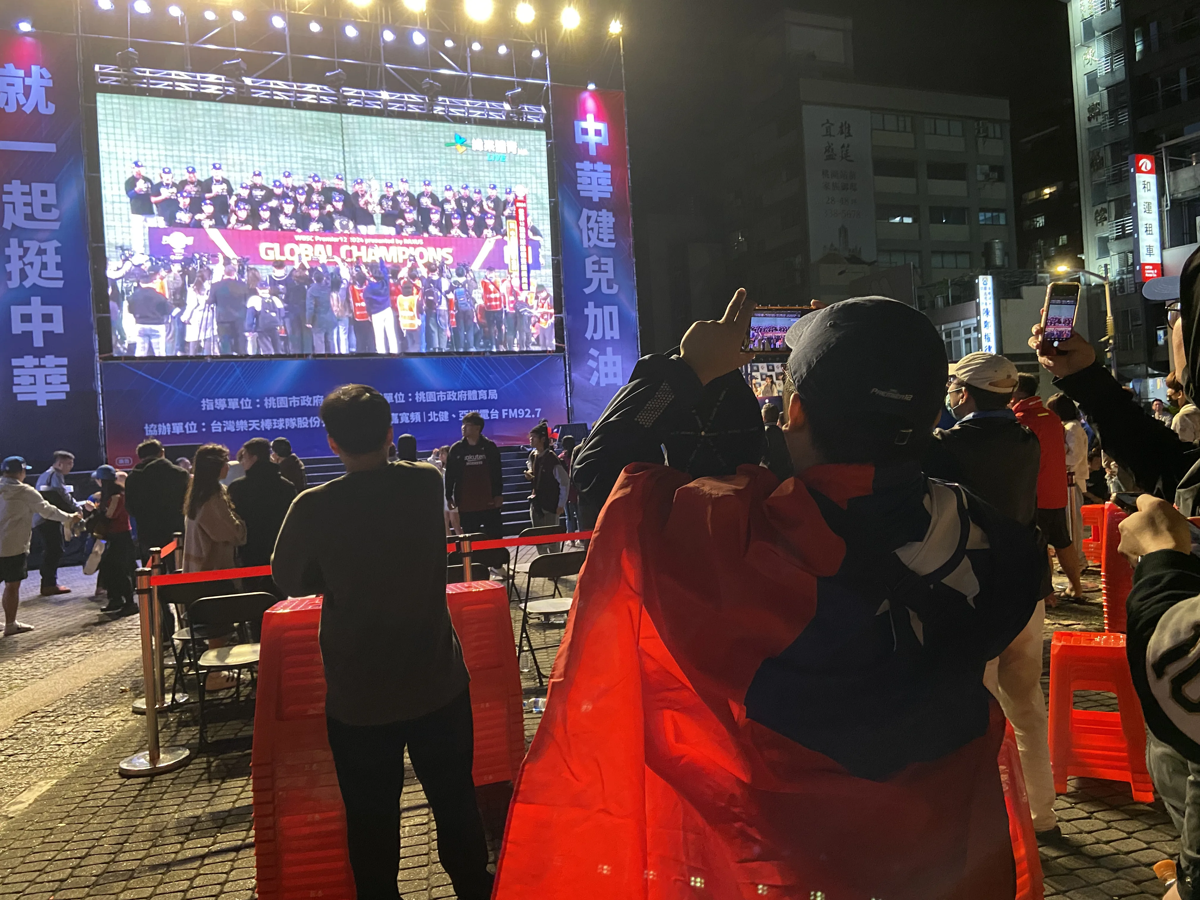 中信兄弟球迷卓先生表示，看到奪冠瞬間，感動噴淚了。洪藝晅攝