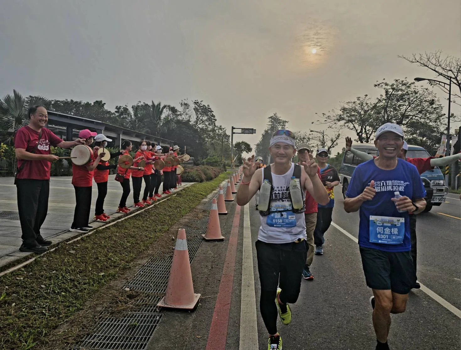 六堆樂舞班志工在終點前為選手加油助陣。客委會客發中心提供