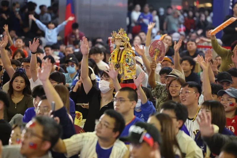 球迷請媽祖神尊到現場一起應援。中央社