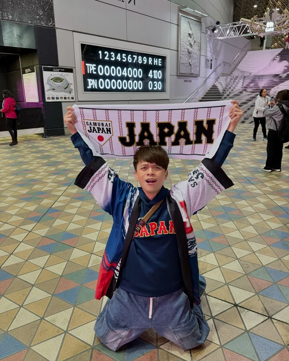 蔡阿嘎在場外拿著日本隊應援毛巾。 翻攝自蔡阿嘎 IG