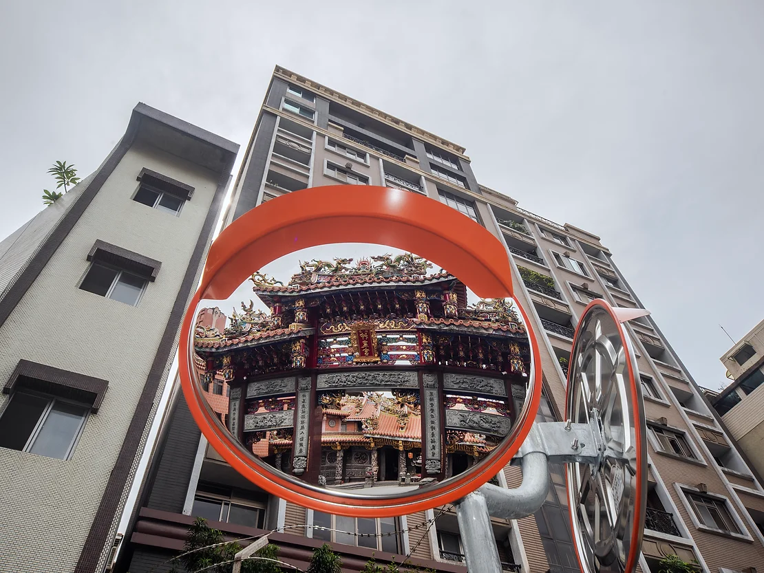 優選獎鄭明坤《古往今來》。在現在的環境中人們雖有外在的改變,但內心一直承續著傳統與信仰的保存延續。北市府提供