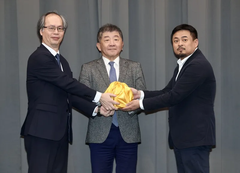 勞動部長交接典禮今(25)日下午舉行,由行政院政務委員陳時中(中)監交,代理部長陳明仁(左)將印信交給新任部長洪申翰(右)。中央社提供