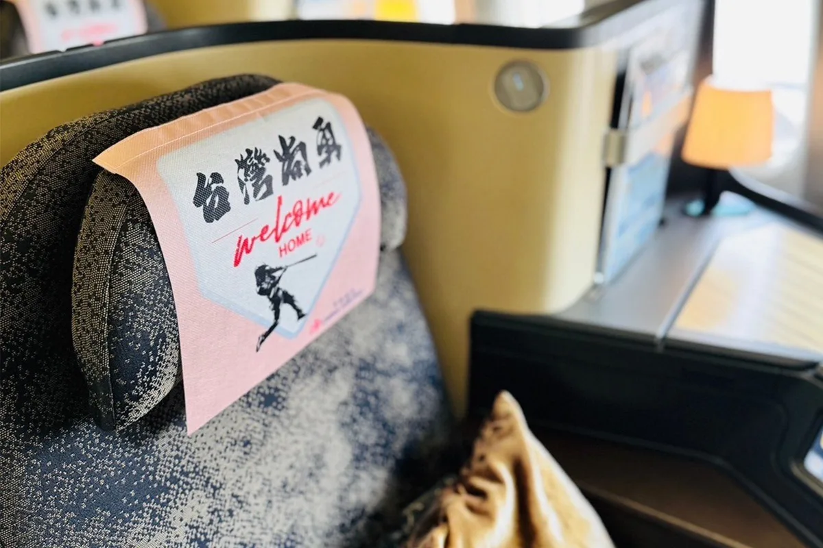 華航貼心在台灣隊返國航班上,將頭墊換上「台灣尚勇」。翻攝華航臉書
