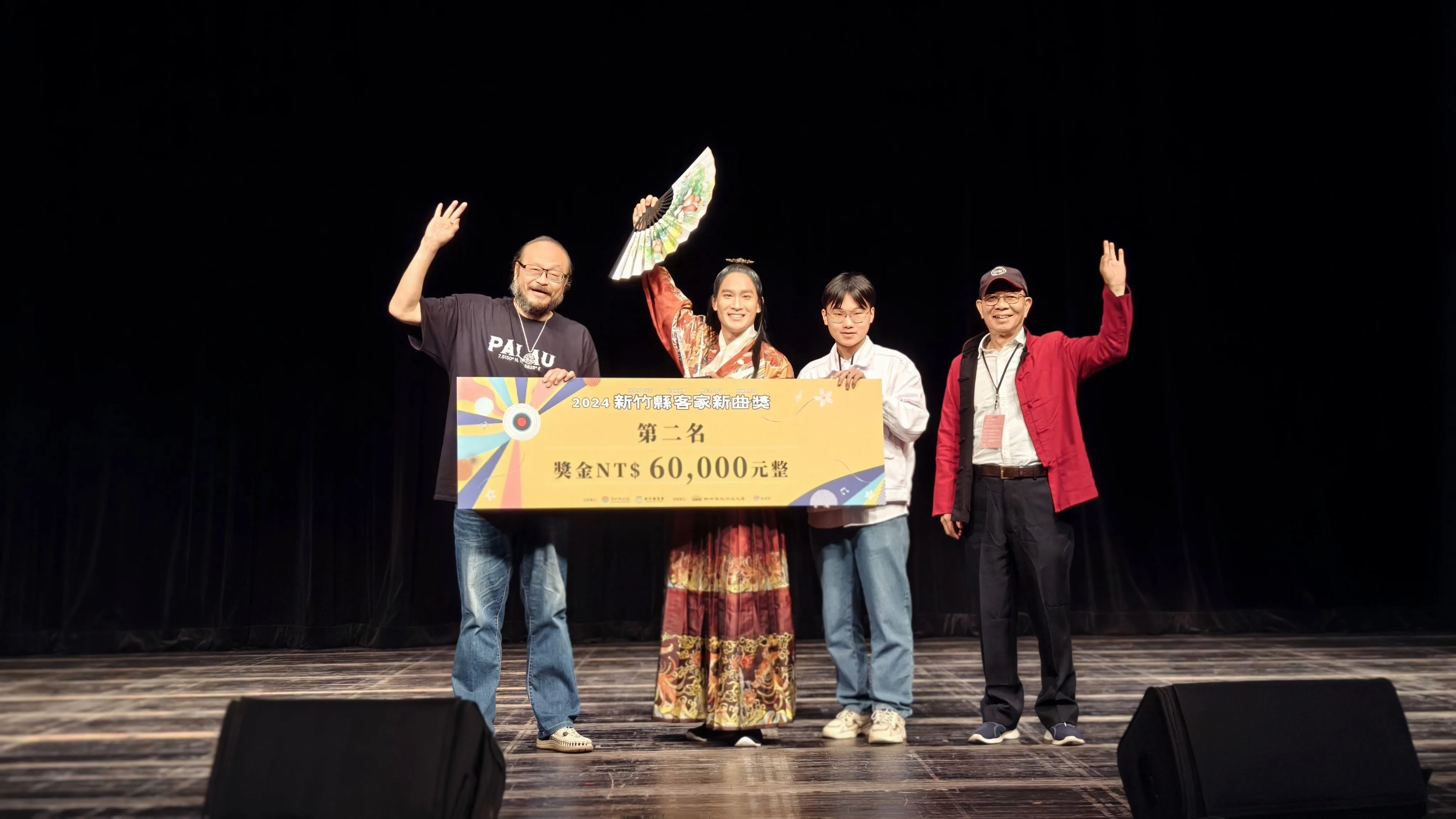 第二名得主為演唱〈君子花〉的張堂珍老師團隊。竹縣府提供