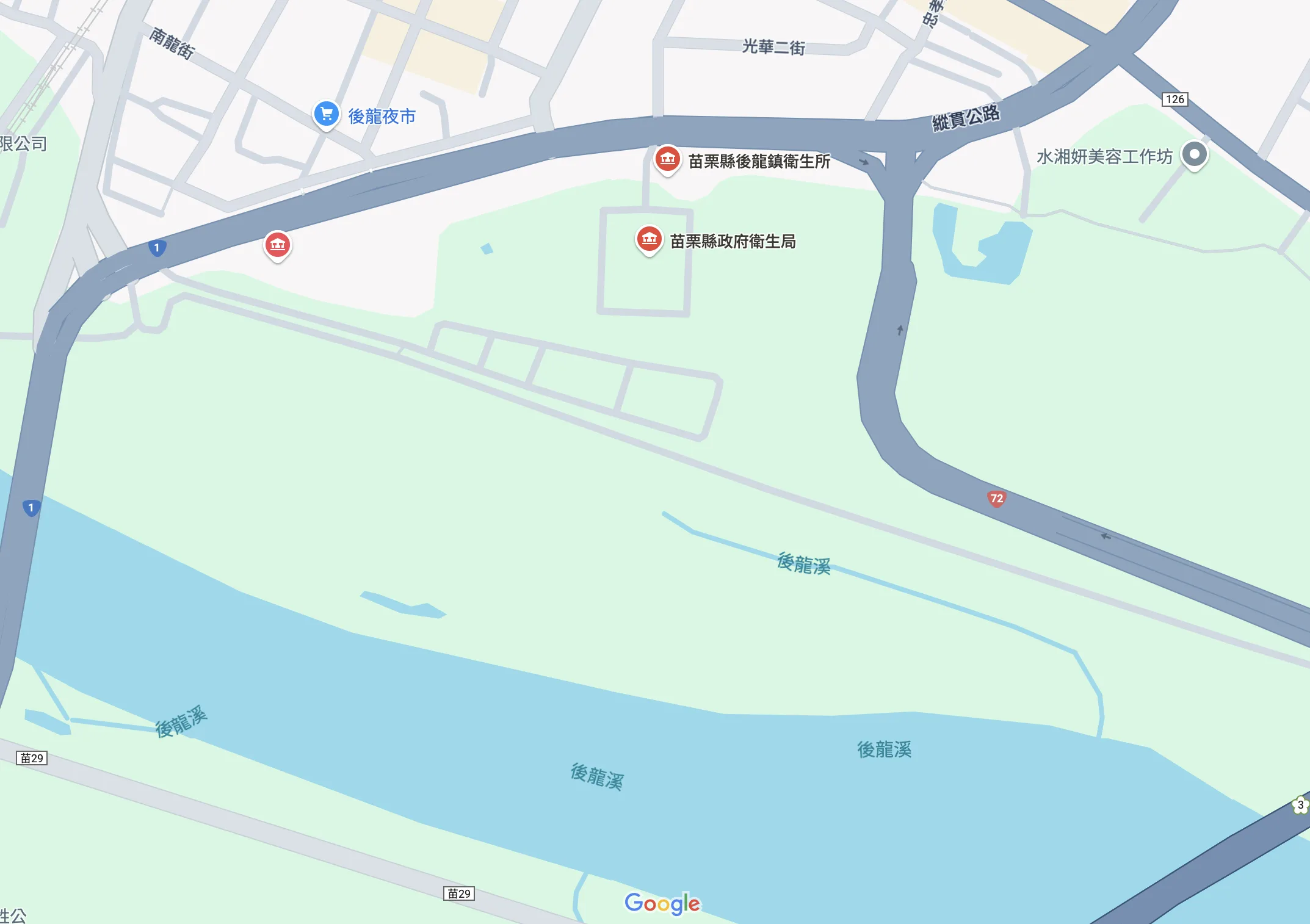 苗栗縣政府已初步選定後龍鎮衛生局大樓後方,後龍溪旁的浮覆地。翻攝自Google地圖