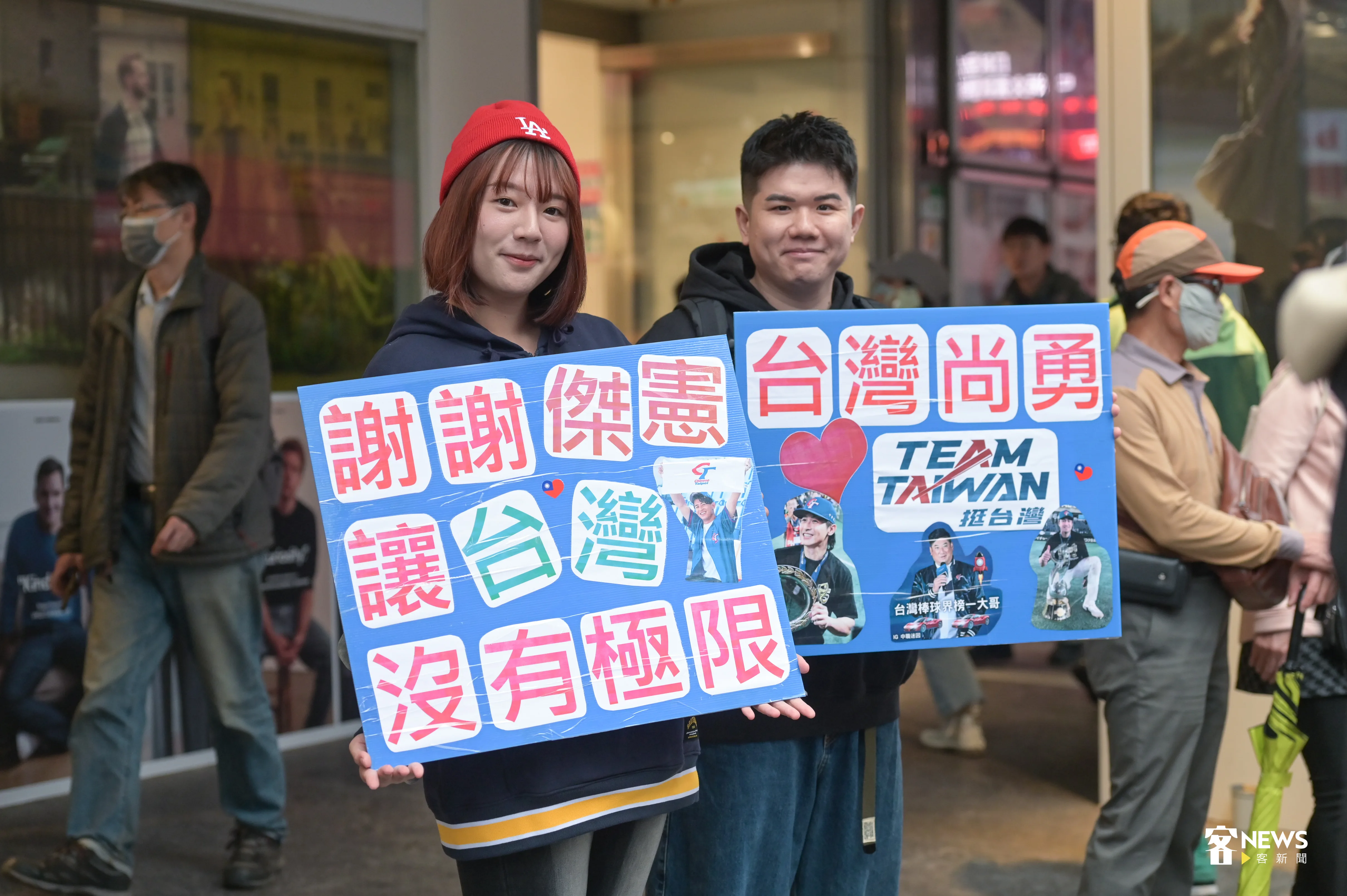 球迷拿著陳傑憲加油板到現場共襄盛舉。洪俊傑攝