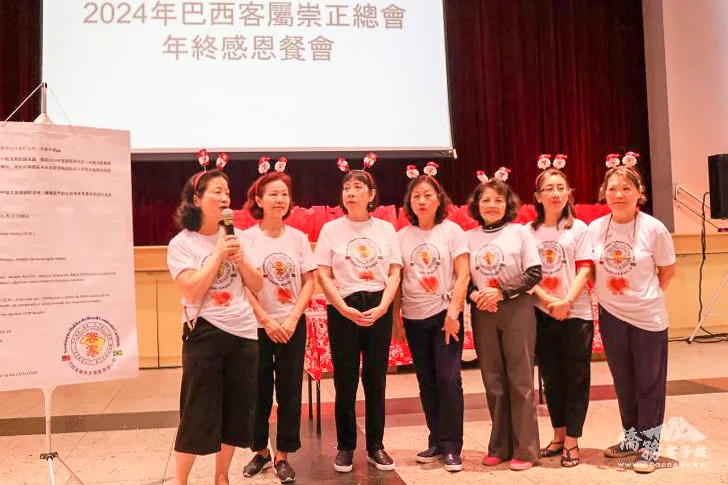 組長李淑媛(左一)感謝組員愛心的奉獻。翻攝自僑務電子報