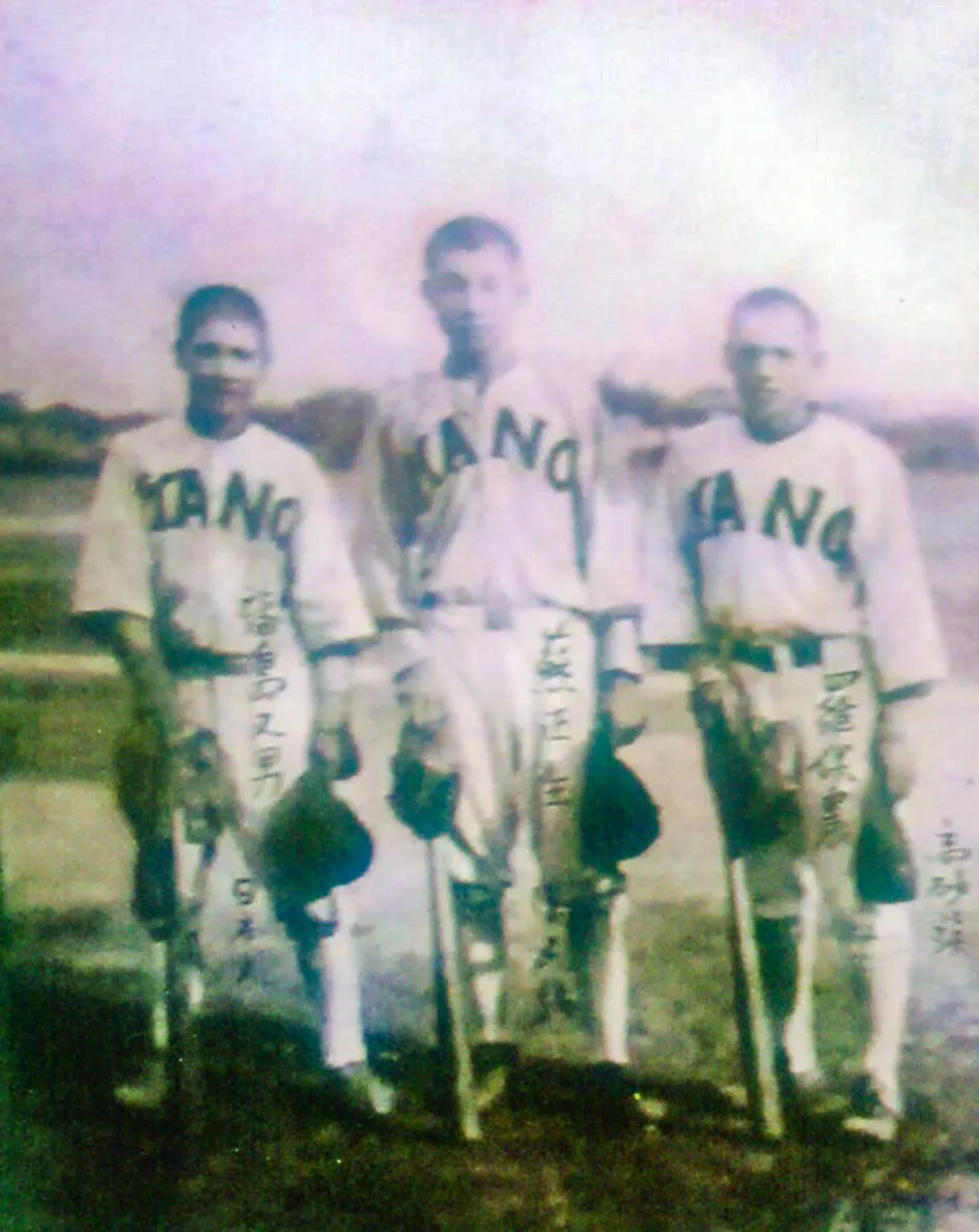 1931年嘉農（KANO）棒球隊由漢人、高砂族原住民與日籍好手組成，圖為蘇正生（漢、中）、羅保農（原、右）與福島又男（日、左）合影。何來美翻攝自客家文化發展中心展場