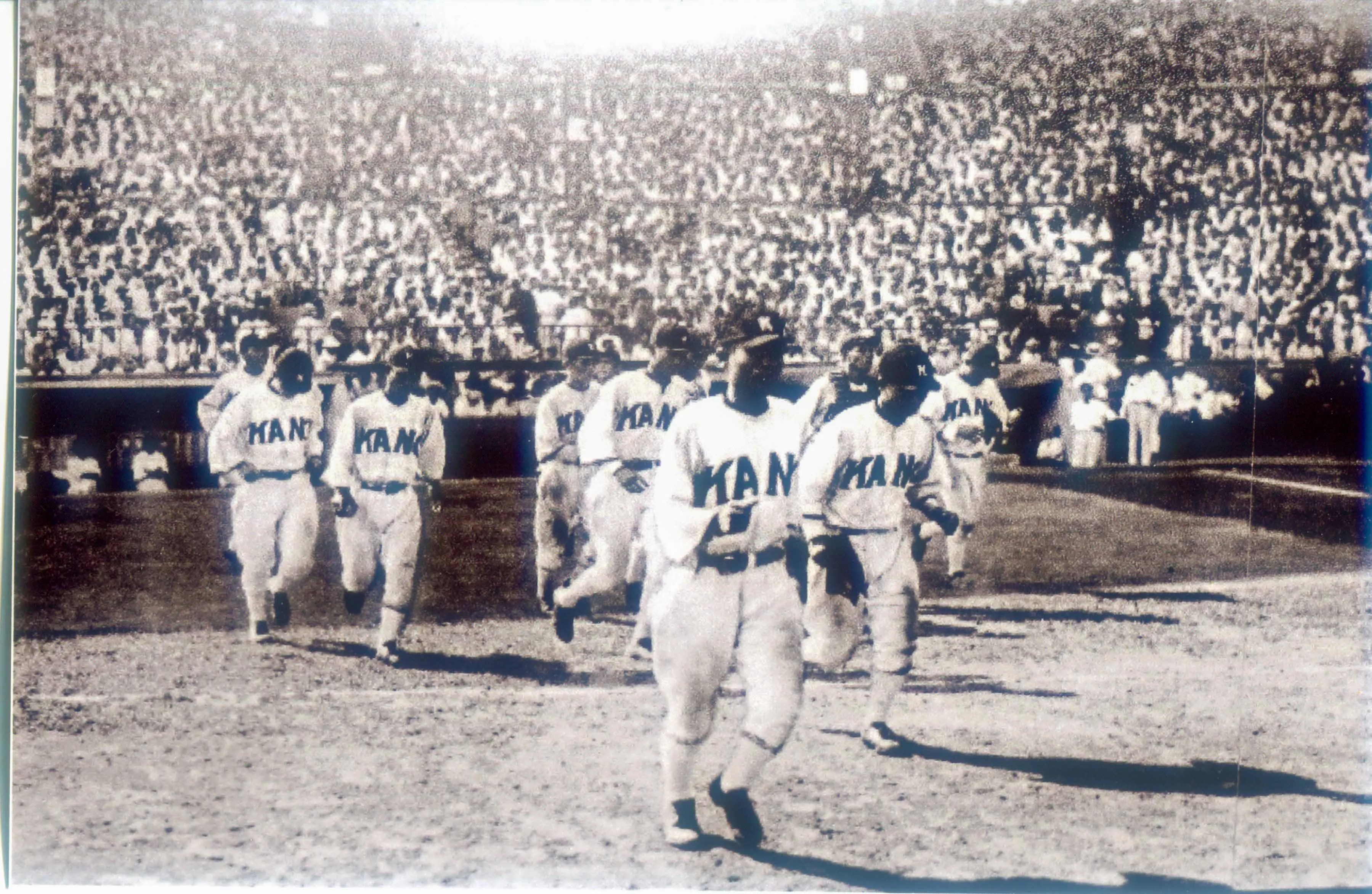 1931年嘉農（KANO）棒球隊在日本甲子園球場，迎戰中京商爭奪冠軍雖敗，奮戰精神卻受到數萬名觀眾肯定。高橋盛廣（吳盛廣）、鍾志正提供