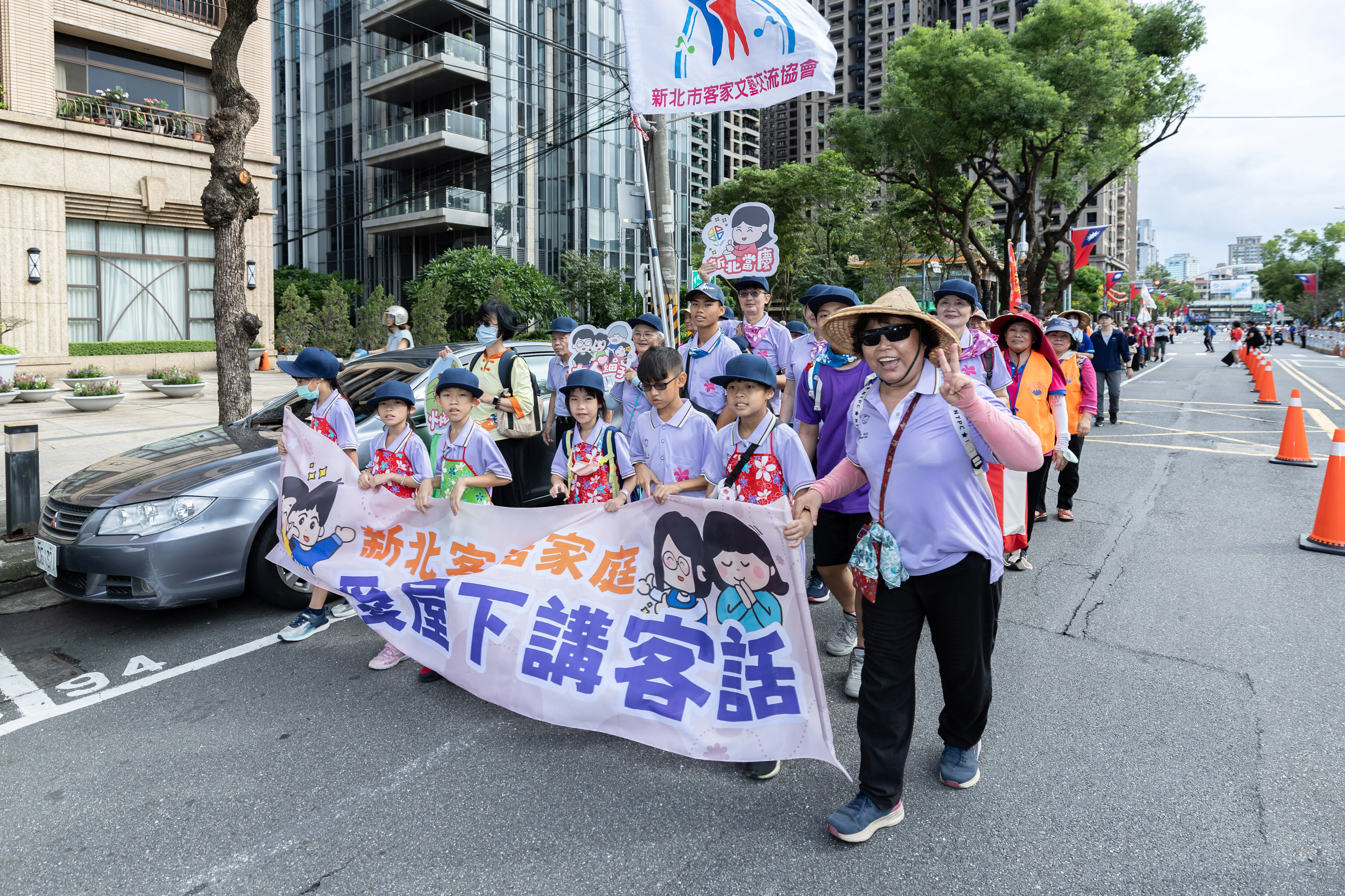 新北百戶客語家庭義民爺祭踩街。新北客家局提供