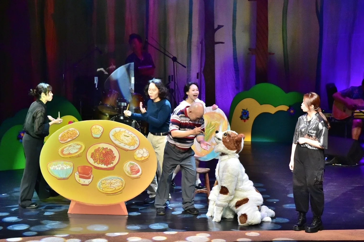 音樂劇結合樂團現場演奏、新創客家歌謠、舞蹈與精湛的演技，熱鬧又動人。中市府提供
