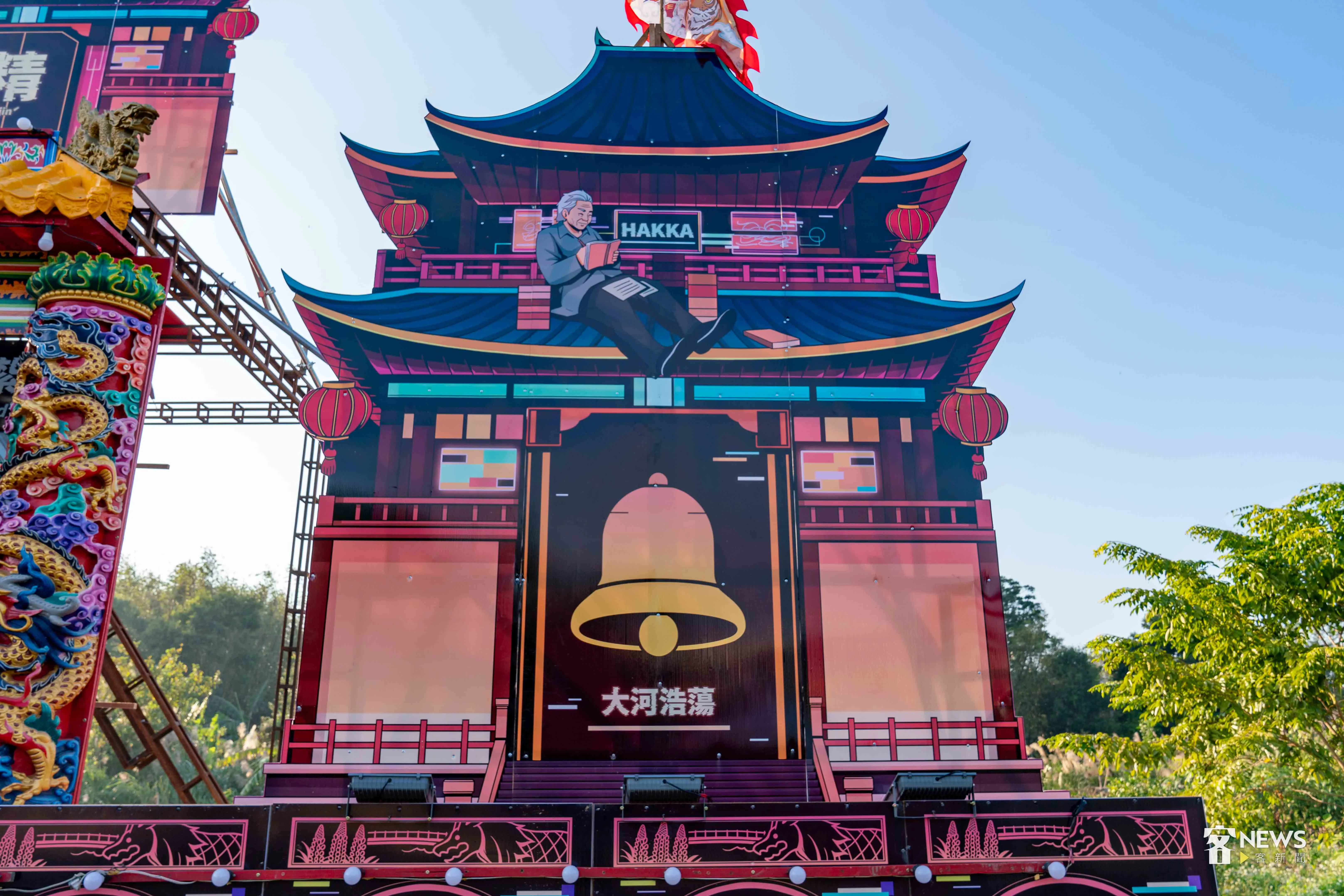 天師壇一側繪有龍潭出生的文學家鍾肇政。李台源攝