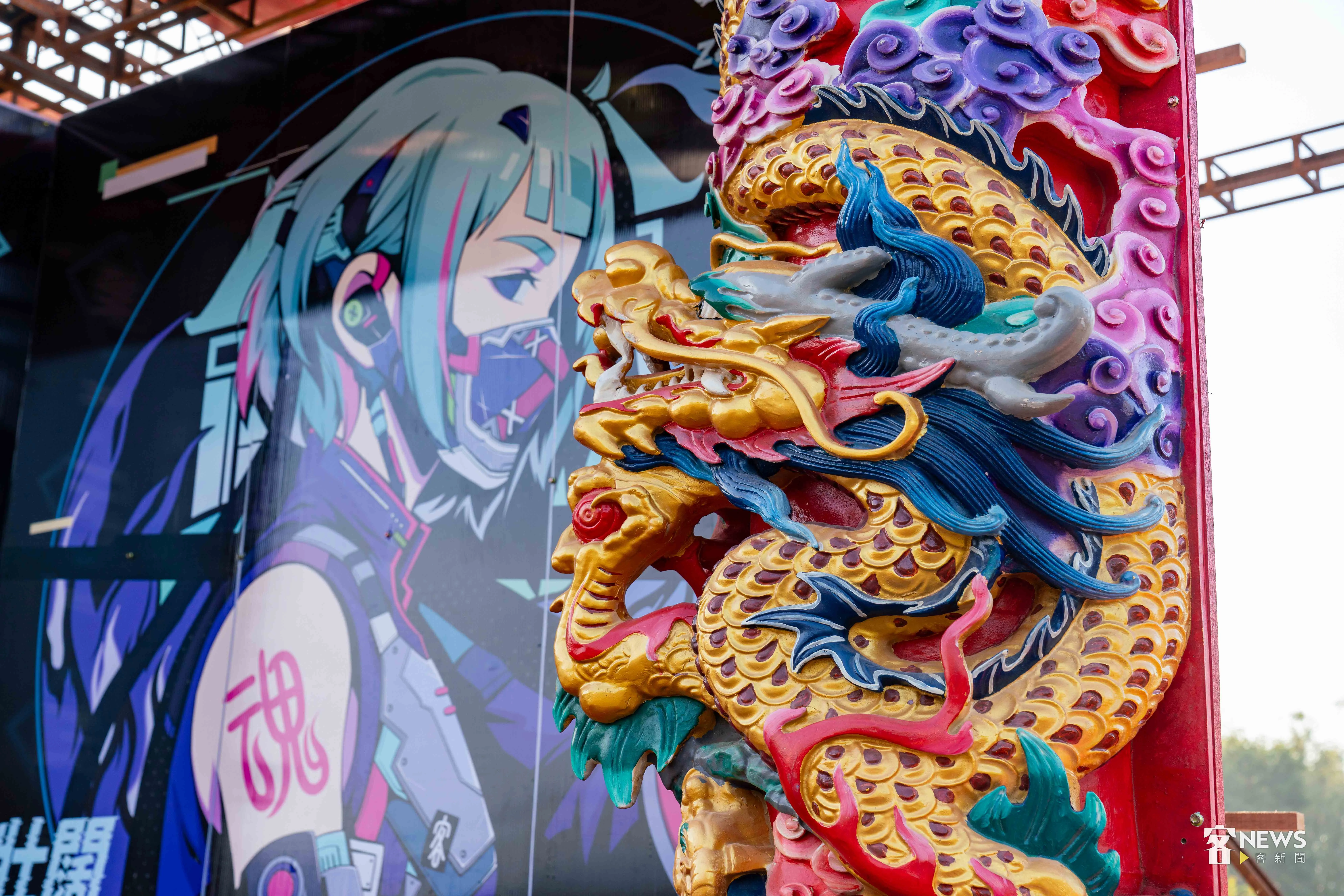 傳統的雕樑畫柱與背後的動漫插圖結合,意外的融洽。李台源攝