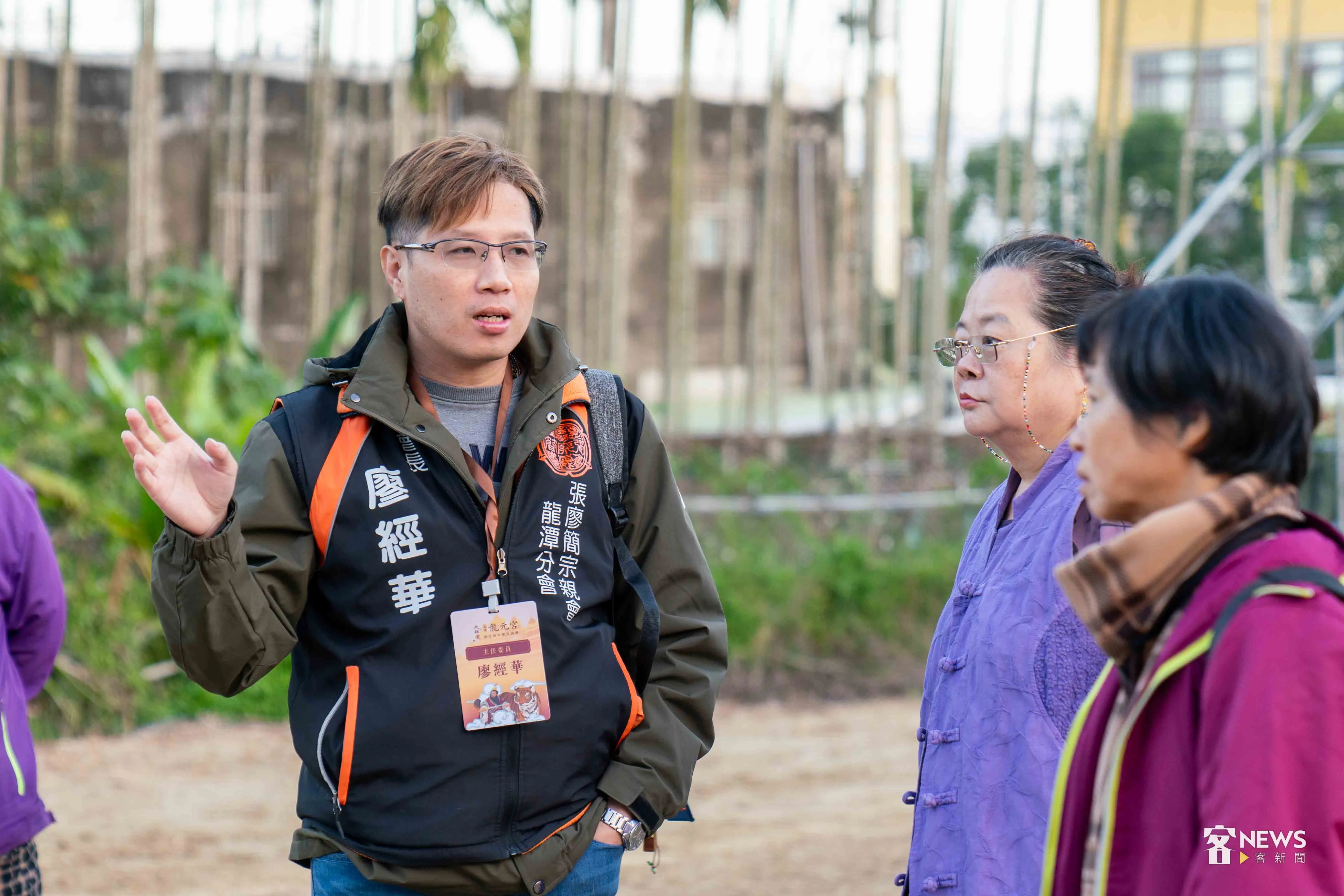龍潭出生長大的廖經華(左),率領在地張廖簡宗親會負責此次龍元宮建醮天師壇的籌備。李台源攝