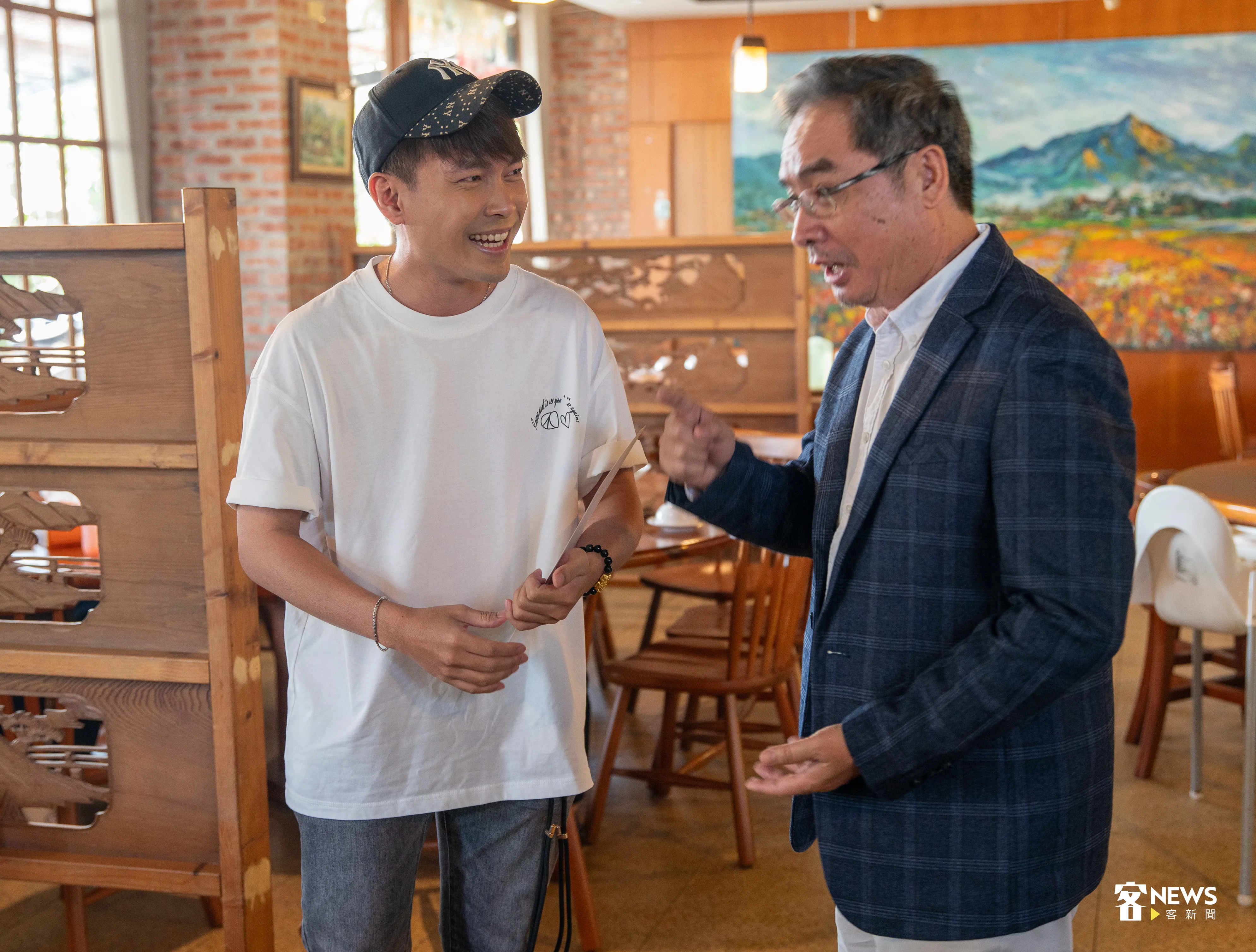 客傳會董事長陳邦畛（右）頒發感謝狀予許仁杰（左）。洪俊傑攝