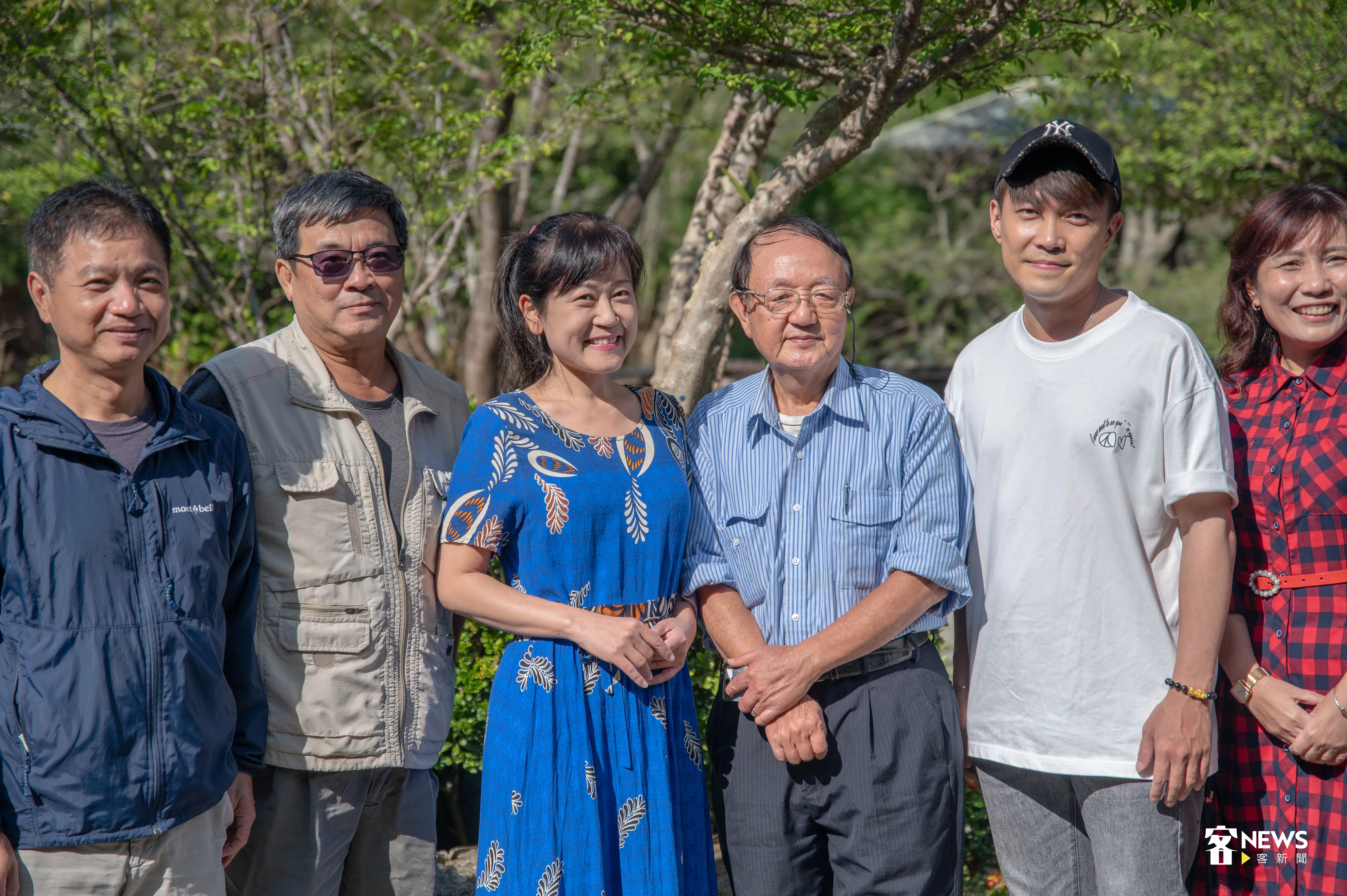 原鄉人客語配音領班宋菁玲（左3），對素人配音員們給予讚揚與鼓勵。洪俊傑攝