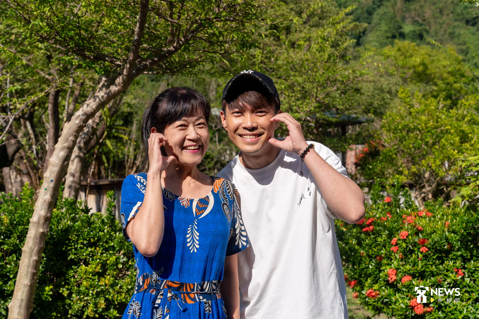 原鄉人客語配音領班宋菁玲（左）與配音員許仁杰（右）。洪藝晅攝