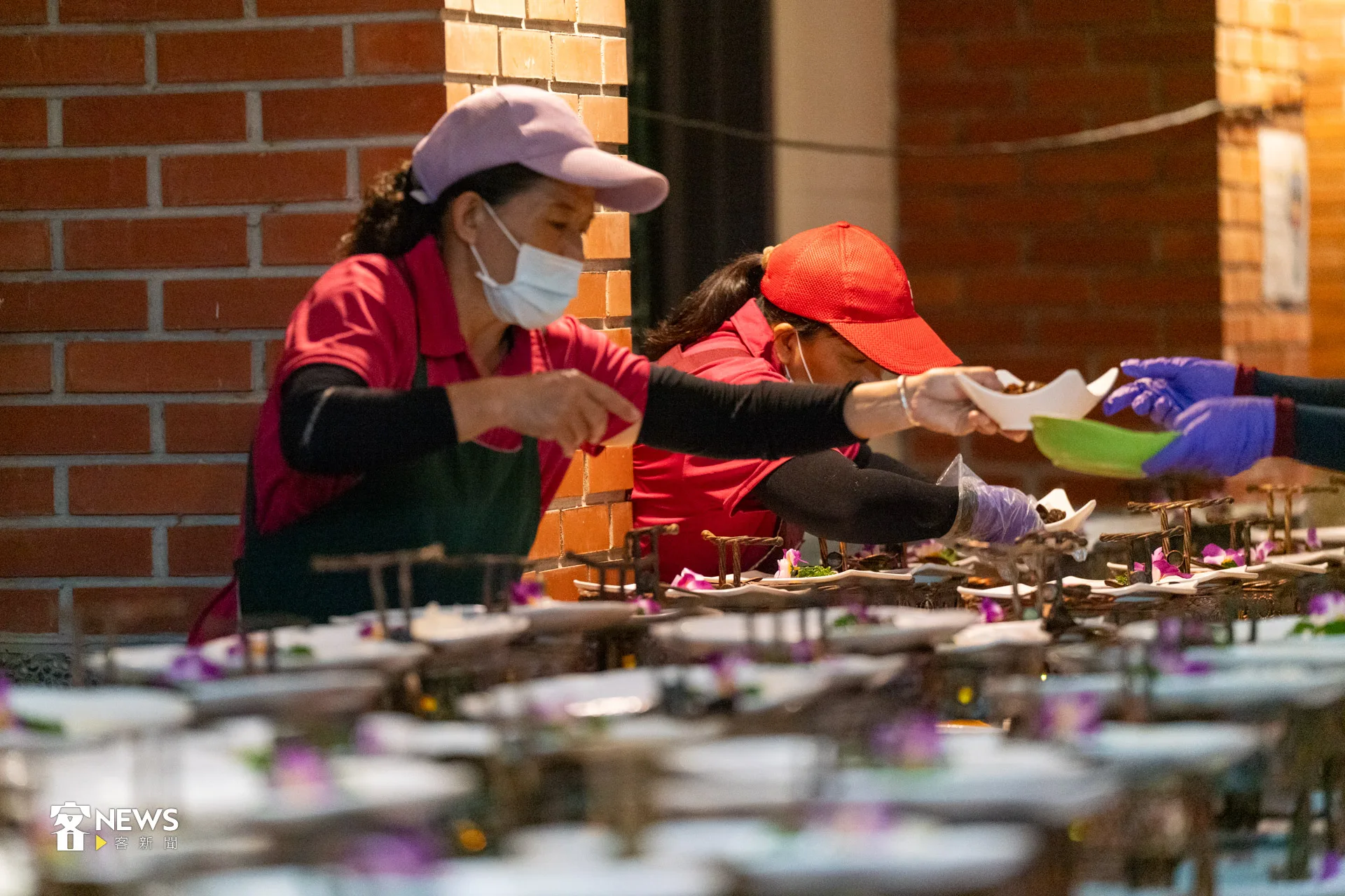 辦桌團隊一早就開始準備佳餚，要讓大家品嘗好味緒。洪藝晅攝