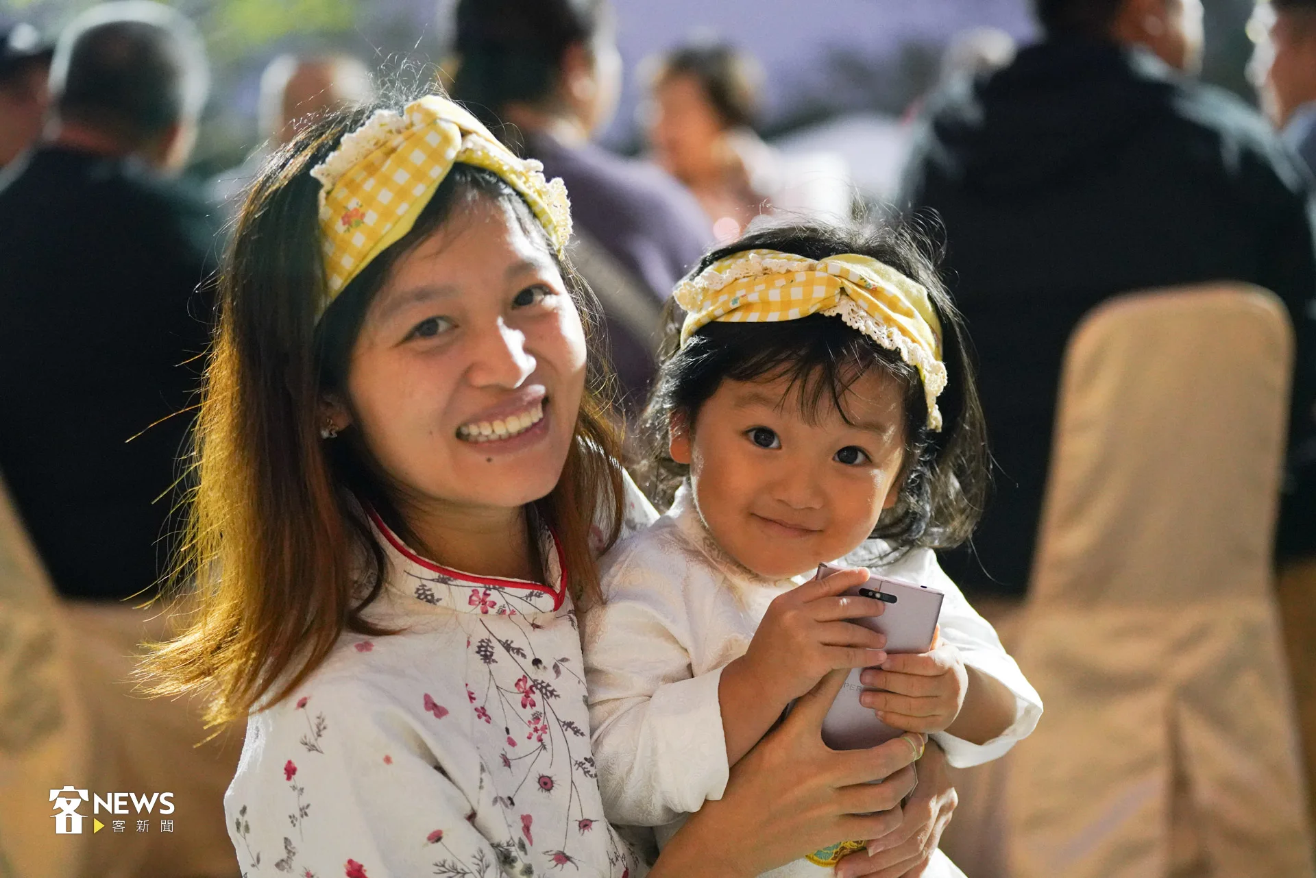 從越南嫁到雲林崙背客家庄的新住民陳秋恆（左），帶著女兒（右）參與辦桌活動。洪藝晅攝