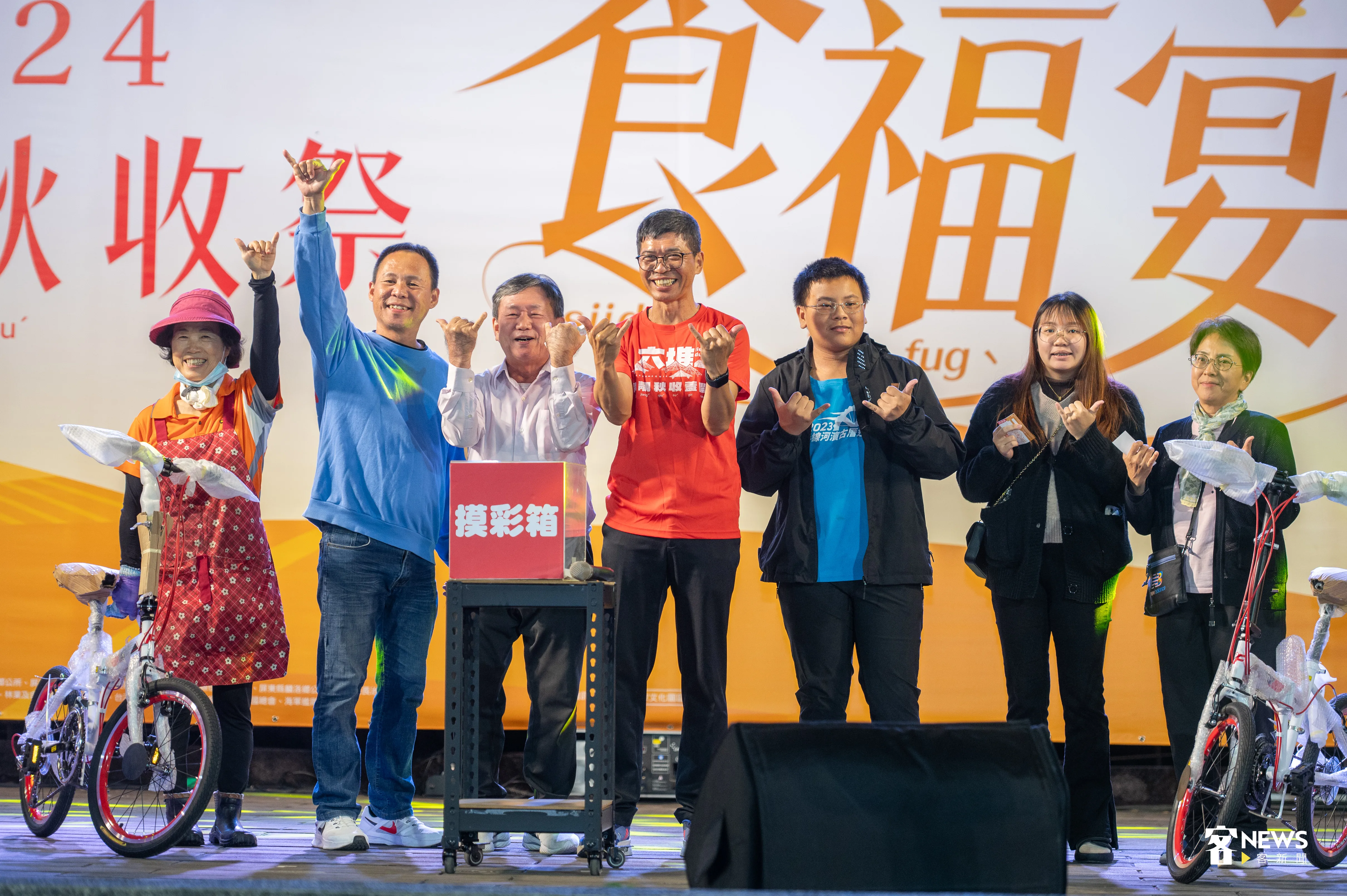 客發中心主任何金樑（紅衣者），與食福宴中獎民眾合影。洪俊傑攝