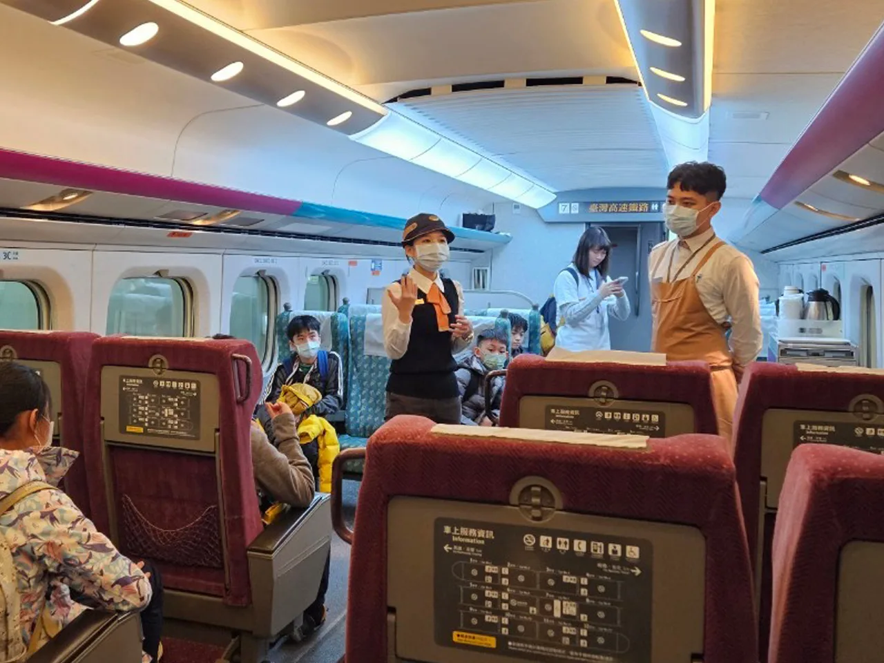 高鐵寒假營隊,乘車服務員體驗。高鐵提供