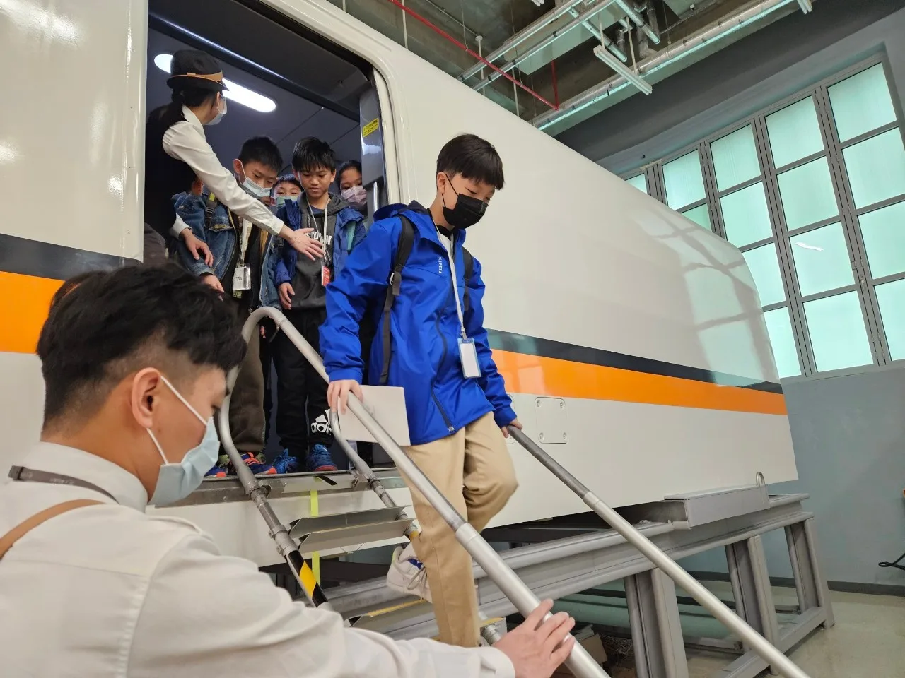 高鐵寒假營隊,安排學員參訪模擬駕駛艙。高鐵提供