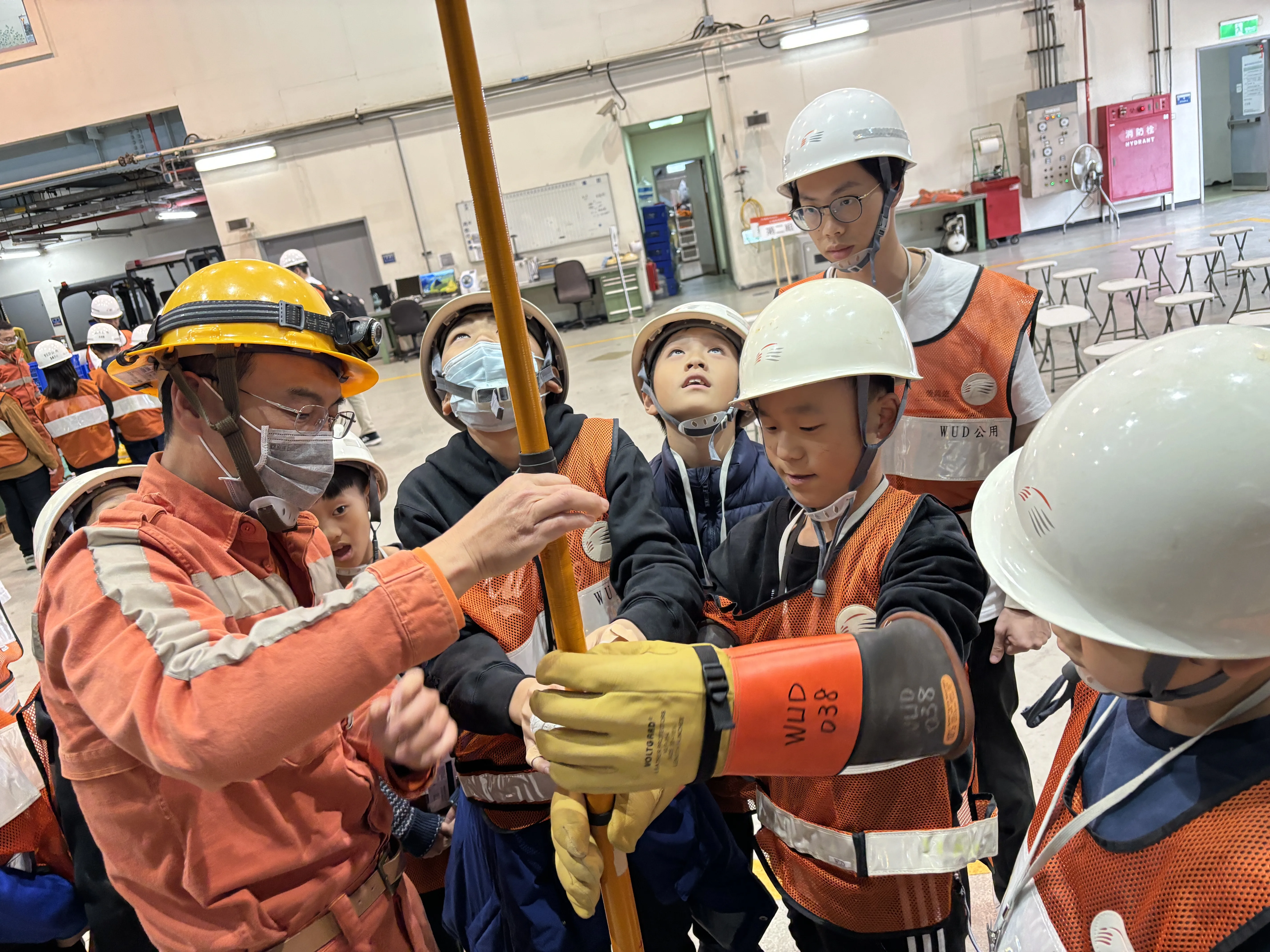 高鐵寒假營隊,安排觀察維修、體驗機廠工作。高鐵提供