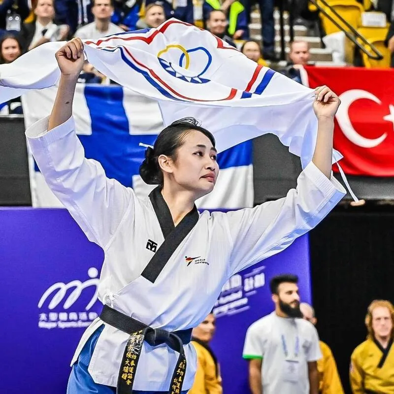 林侑萱在世錦賽摘下公認品勢15至17歲女子組金牌。翻攝自World Taekwondo 臉書