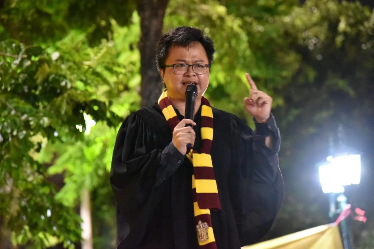 泰國人權律師阿農因違反俗稱「冒犯君主罪」的刑法112條,刑期累積達16年2個月。翻攝自臉書อานนท์ นำภา