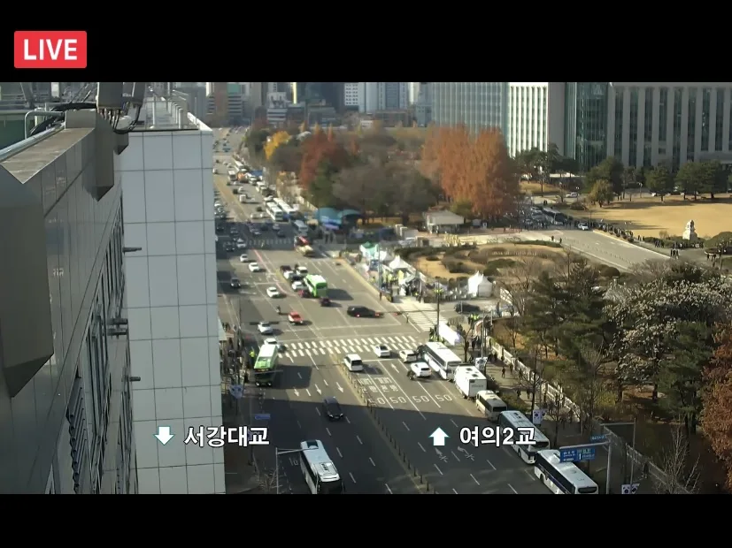 今日上午10時，國會附近的區域道路已恢復平靜，車流量也與平日相同。翻攝自Naver CCTV