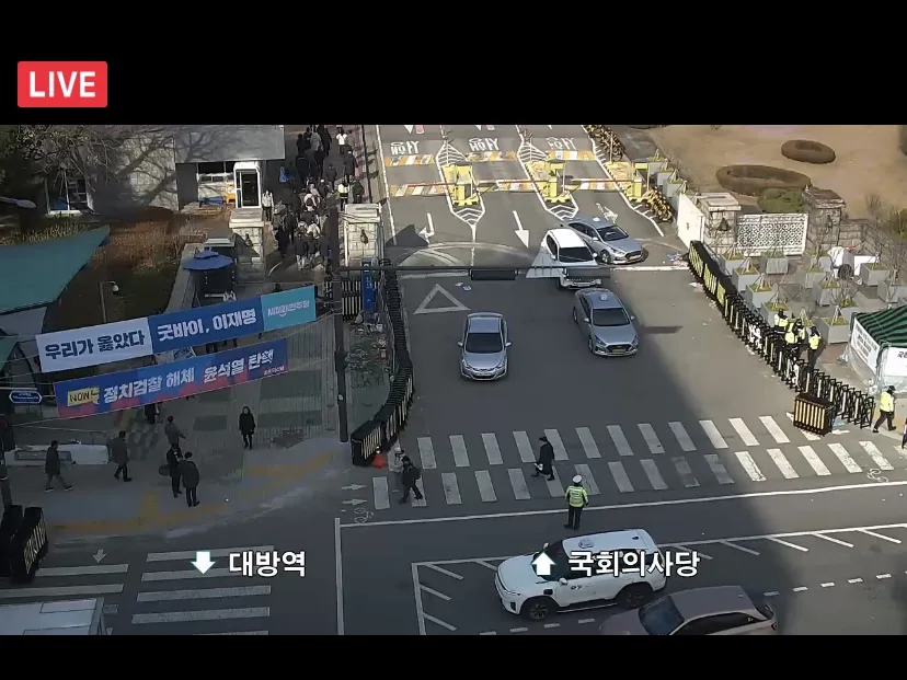 今日上午10時，國會外頭只剩「彈劾尹錫悅、再見李在明」旗幟。翻攝自Naver CCTV