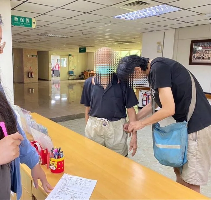 若發生走失情形，能透過安心手鍊上資料第一時間連絡家屬。高雄市政府社會局提供