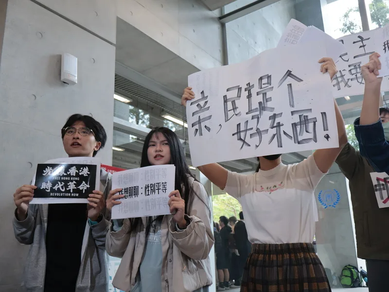 陸生訪台，台灣大學學生集結社會科學院一樓，手持看板。中央社