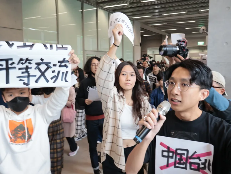 陸生訪台，台灣大學學生集結社會科學院一樓，高喊「這裡不是中國台北」。中央社