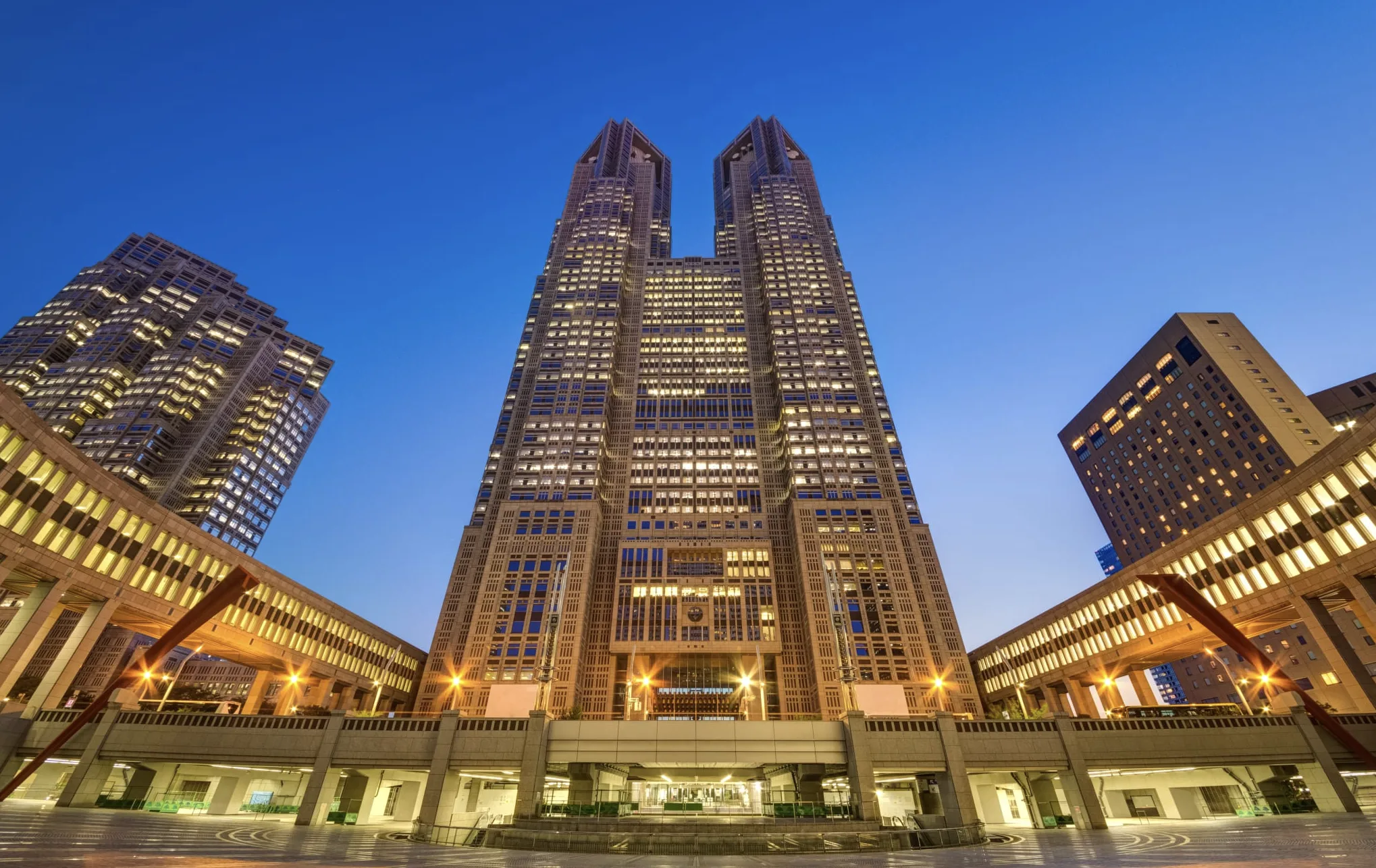 東京都廳舎（東京都庁舎）職員將施行週休3日的新制度。翻攝自日本觀光局 官網