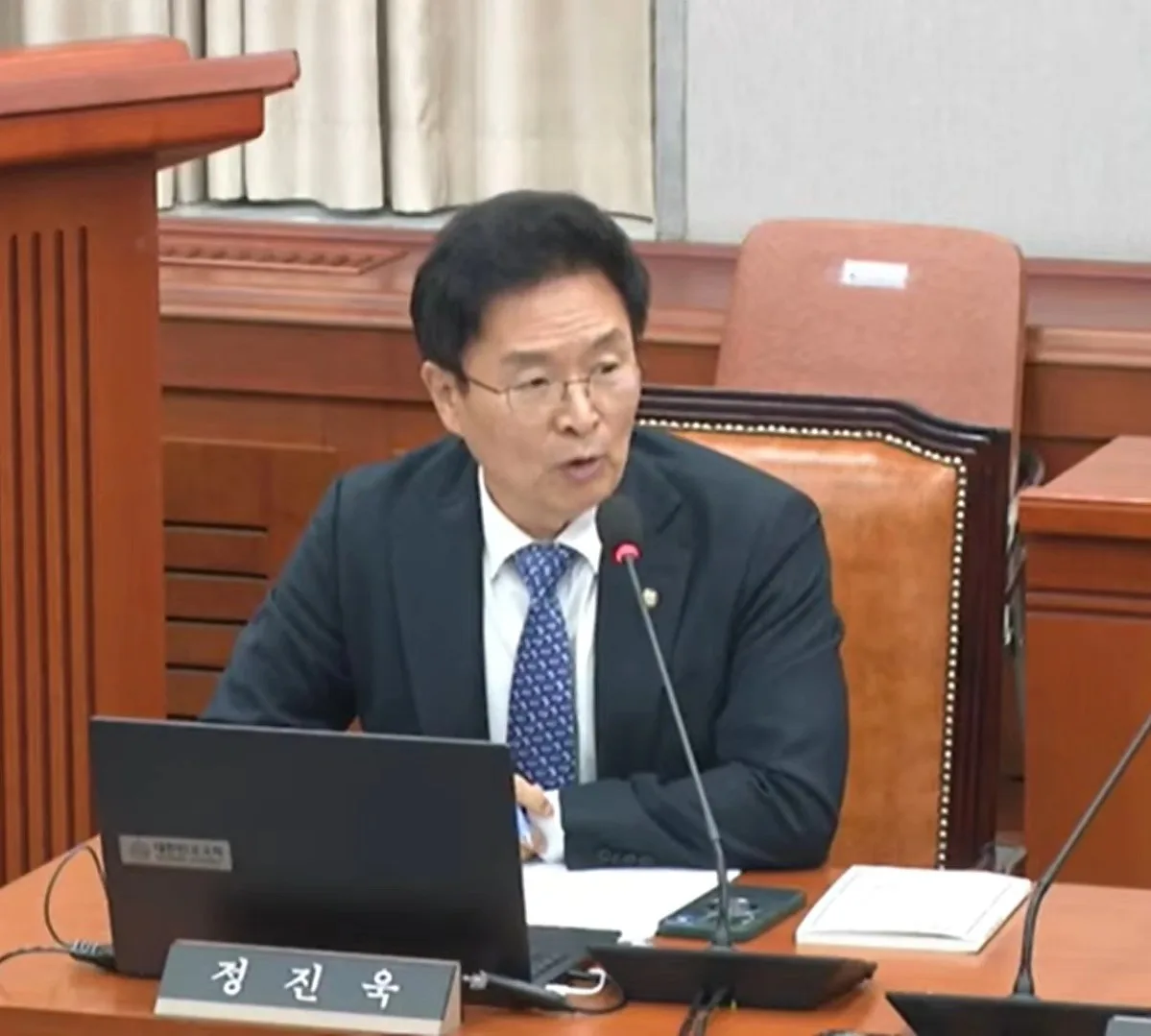 參與推翻戒嚴投票的國會議員丁秦旭憶起光州事件情景。翻攝自臉書정진욱