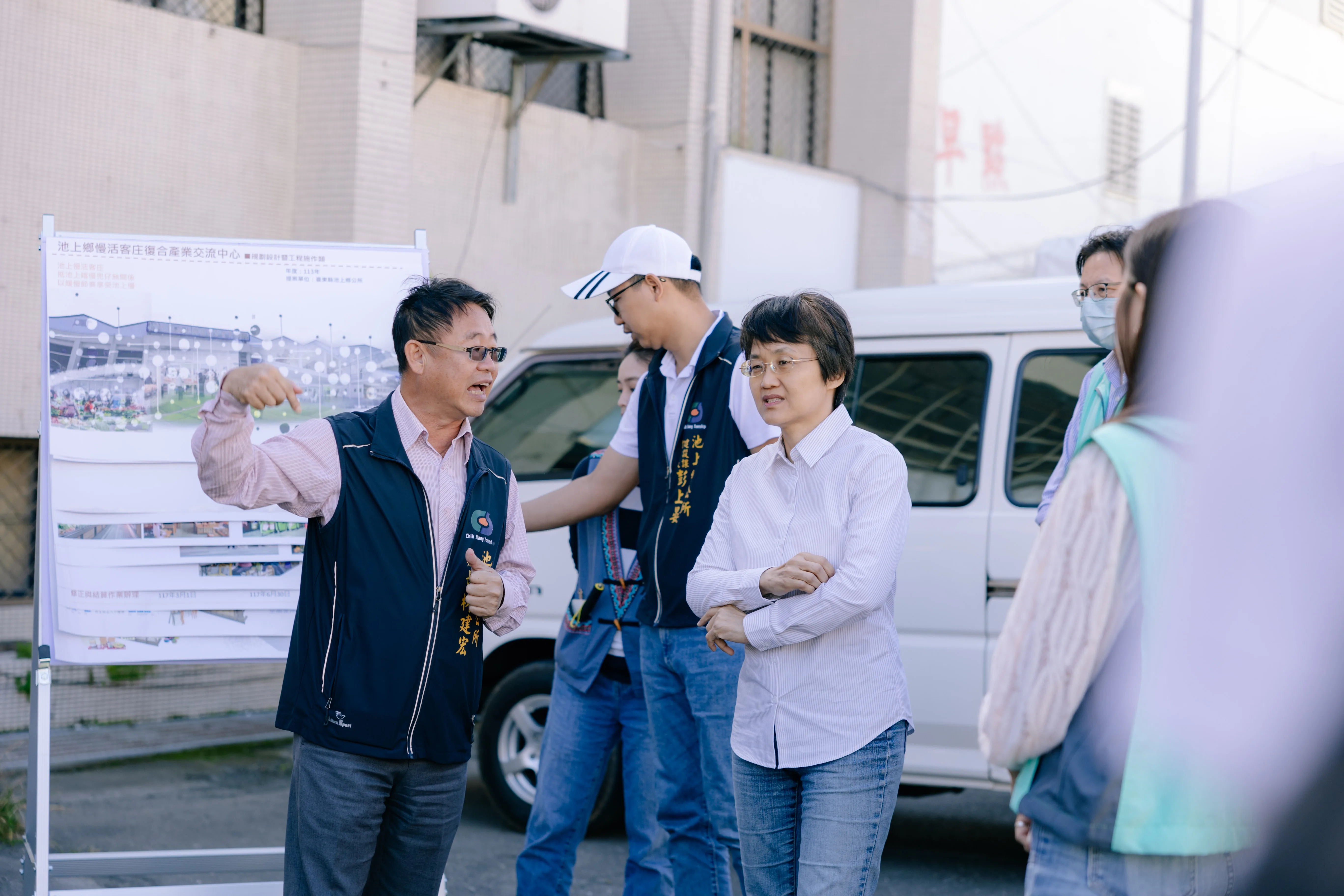 池上鄉鄉長林建宏帶領了解池上鄉公有零售市場現況與規劃，客委會提供