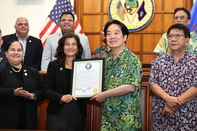 總統賴清德(前右2)當地時間5日上午參訪關島議會,與議長泰拉耶(Therese M. Terlaje)(前左2)一同拿著友台決議文合影。中央社