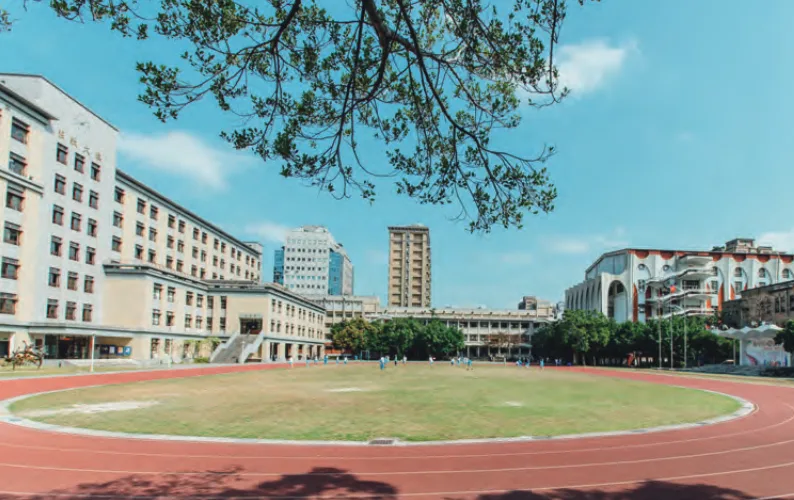 一名學生在社群平台Threads貼出，數個便當放在校長室大門口地板上，撰文陳述「在中山女高校長室門口吃便當 直到中山女高學生可以自己訂外送 」。中山女高提供