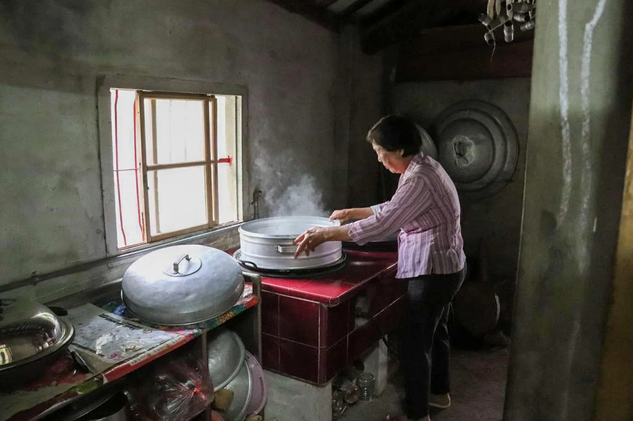 劉蘭英製作客家米食長達60載，她的廚房充滿著古早味、米食香。何文熹提供