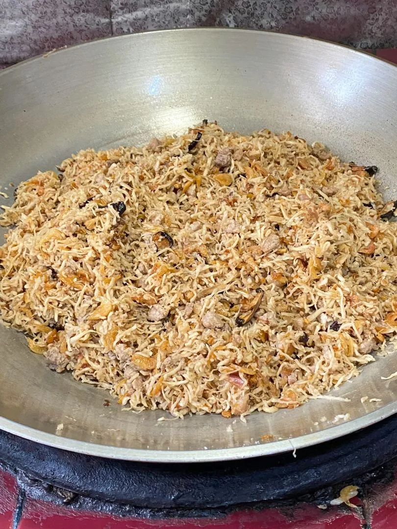 客家米食的鹹粽、菜包、鹹湯圓非常重視香料，劉蘭英認為最重要的是要𤐙香。圖為她𤐙的菜包香料。何文熹提供