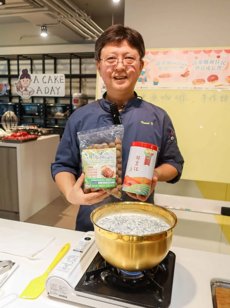 何文熹指導新住民做烘焙，將苗栗家鄉貓貍紅茶、西湖鴨母坑龍眼乾列為食材。何來美攝