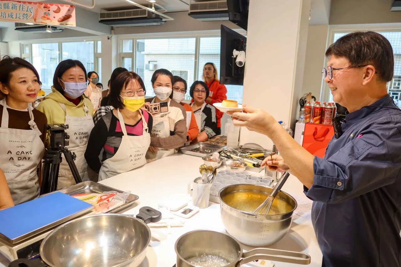 何文熹是烘焙名師，上月回苗栗家鄉指導新住民做布丁、蛋糕與手工餅乾。何來美攝