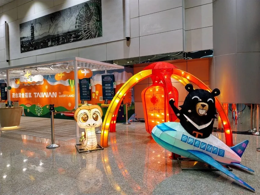 台灣燈會桃園機場設置「喔熊組長」與「旅行小蛇」燈組。觀光署提供